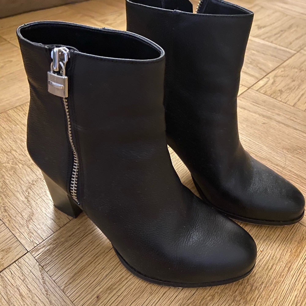 MICHAEL KORS Black leather booties